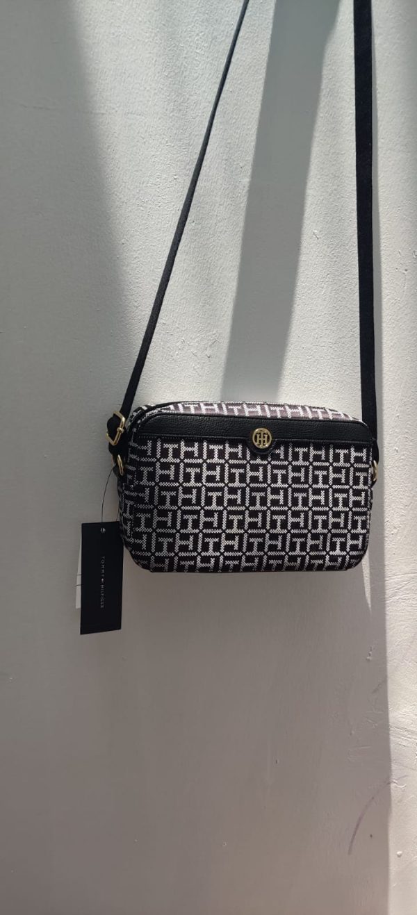 Tommy Hilfiger Yvette II - Bolso cruzado con monograma cuadrado jacquard For Sale