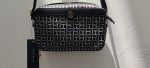 Tommy Hilfiger Yvette II - Bolso cruzado con monograma cuadrado jacquard For Sale