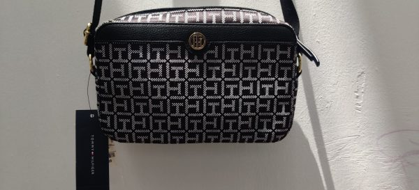 Tommy Hilfiger Yvette II - Bolso cruzado con monograma cuadrado jacquard For Sale